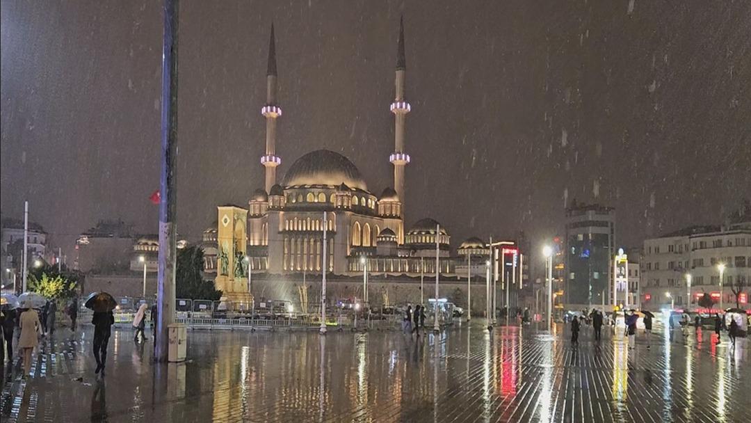 İstanbul da kar yağışı başladı! Okullar tatil olacak mı? Vali G&uuml;l a&ccedil;ıkladı 2