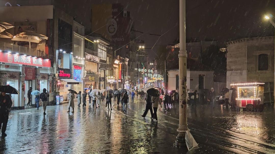 İstanbul da kar yağışı başladı! Okullar tatil olacak mı? Vali G&uuml;l a&ccedil;ıkladı 3