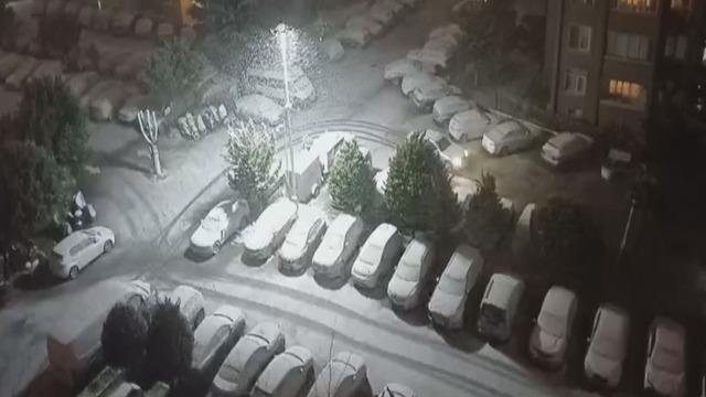 İstanbul'da kar yağışı başladı! Okullar tatil olacak mı? Vali Gül açıkladı