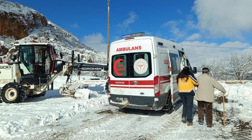Karla kapanan yollar aşıldı, 2 hasta sağlık ekiplerince hastaneye ulaştırıldı