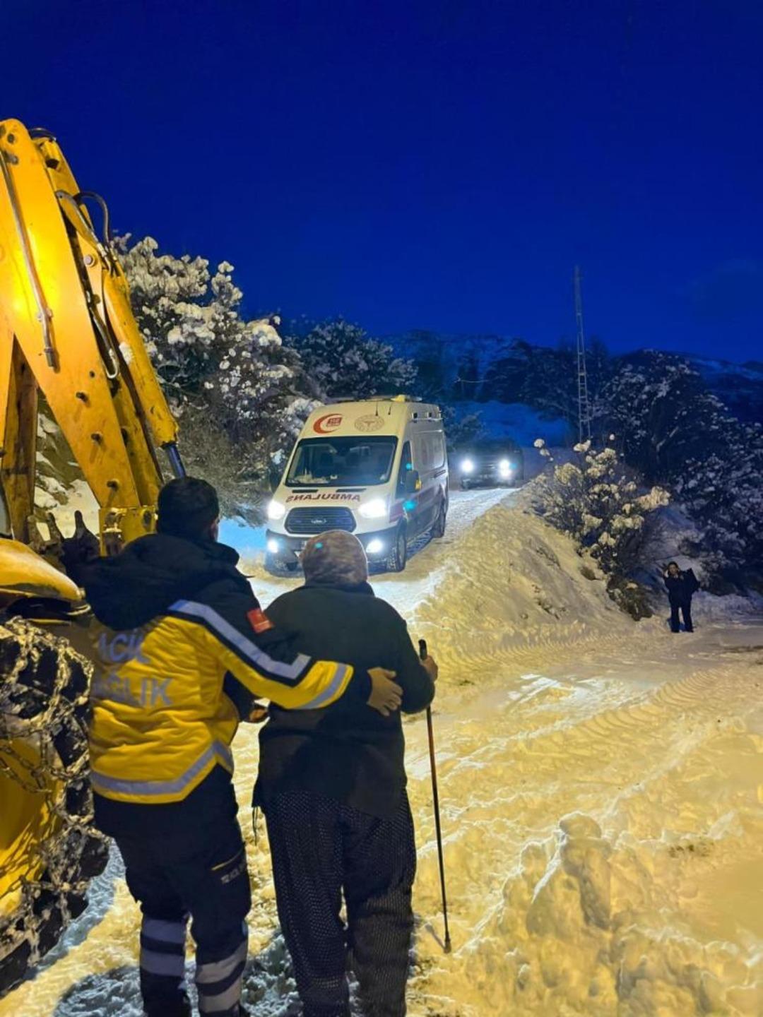 Karla kapanan yollar aşıldı, 2 hasta sağlık ekiplerince hastaneye ulaştırıldı 1