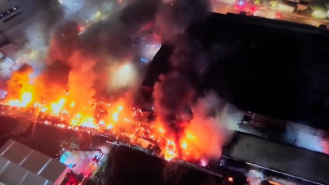 SON DAKİKA | Esenyurt ta fabrika yangını! Saatler boyunca alev alev yandı 1