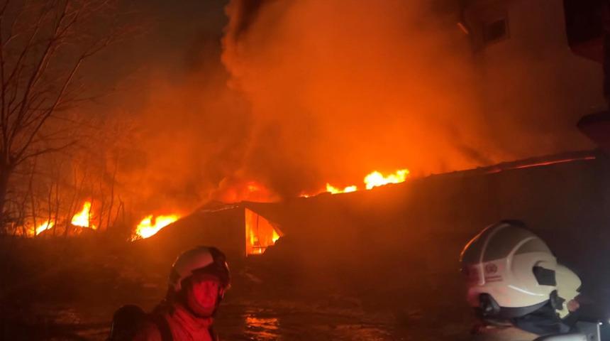 SON DAKİKA | Esenyurt'ta fabrika yangını! Saatler boyunca alev alev yandı