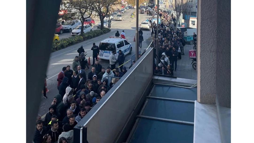 Cezaevlerinden tahliye olan on binlerce kişi kuyrukta g&ouml;r&uuml;nt&uuml;lendi! 1