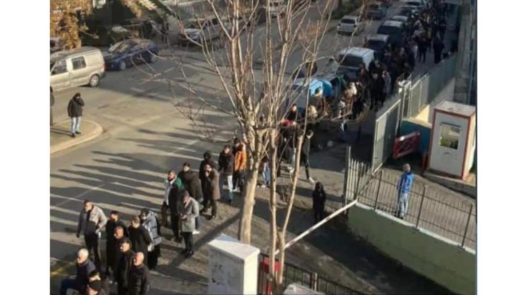 Cezaevlerinden tahliye olan on binlerce kişi kuyrukta g&ouml;r&uuml;nt&uuml;lendi! 2