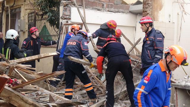 Doğalgaz patlamasında ev enkaza döndü: 1 ölü, 2 yaralı (2)