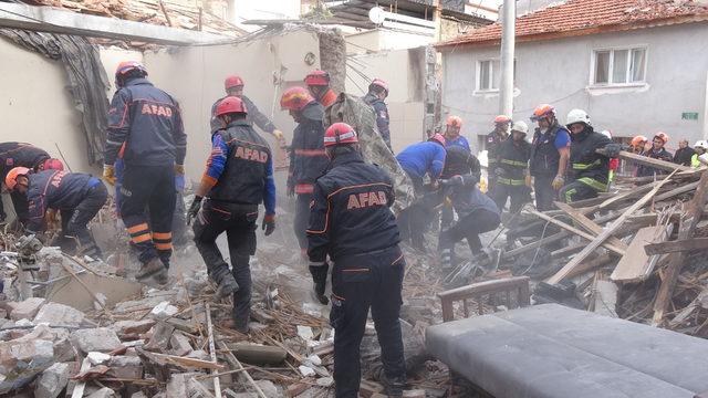 Doğalgaz patlamasında ev enkaza döndü: 1 ölü, 2 yaralı (2)