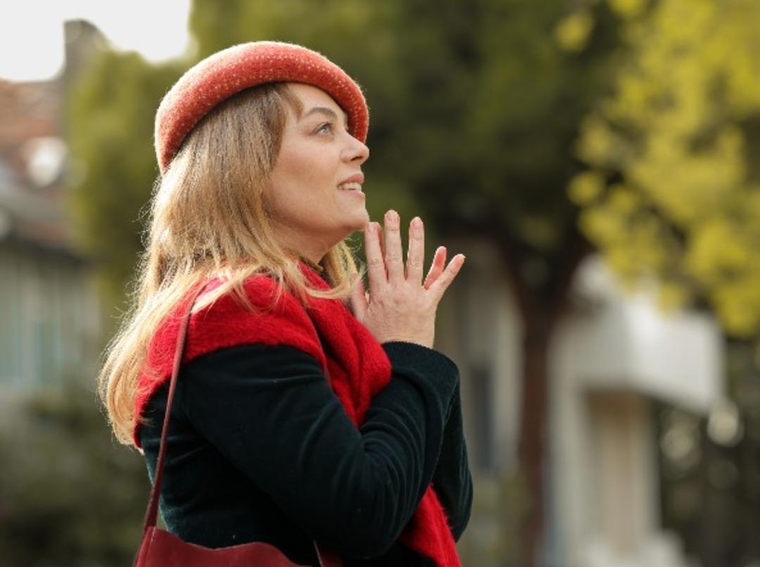 Bahar final yaptı! Demet Evgar yeni sekt&ouml;re giriş yaptı 2