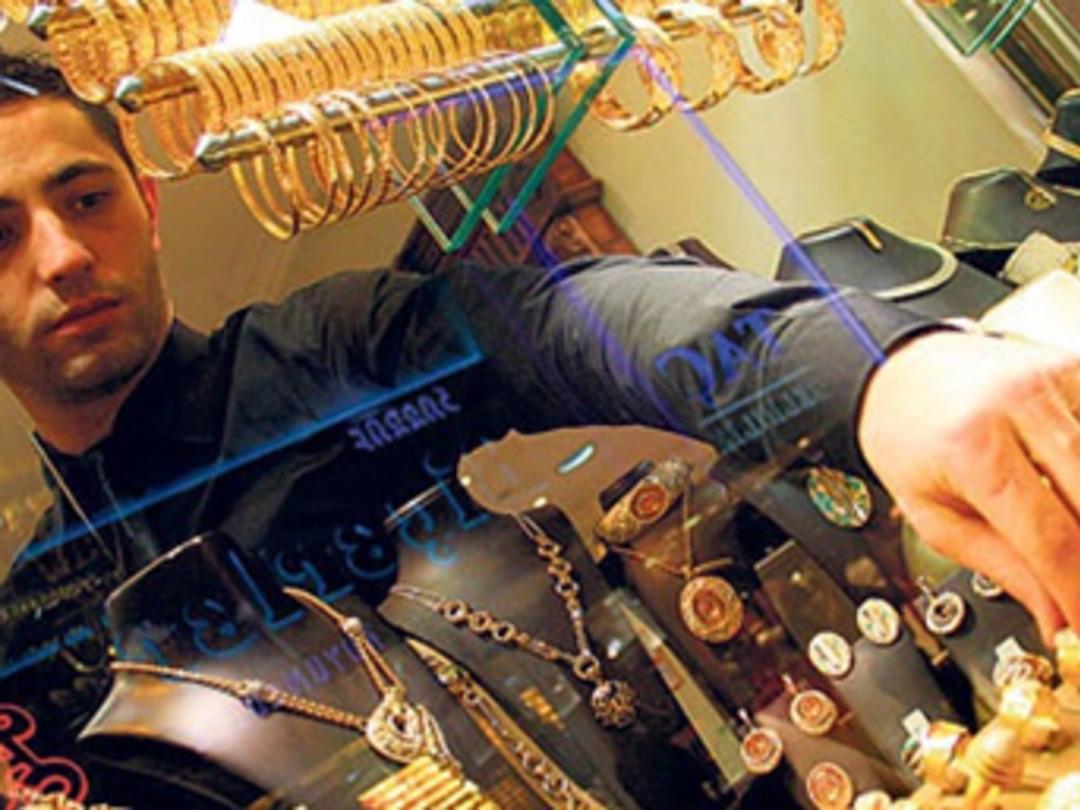 Altında dikkat çeken hareket