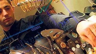 Altında dikkat çeken hareket