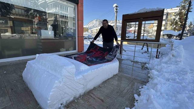 Herkes kardan adam yaparken o kardan yatak yaptı! 1