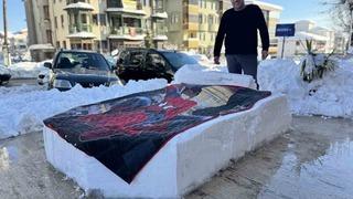 Herkes kardan adam yaparken o kardan yatak yaptı!