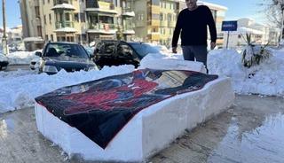 Herkes kardan adam yaparken o kardan yatak yaptı!