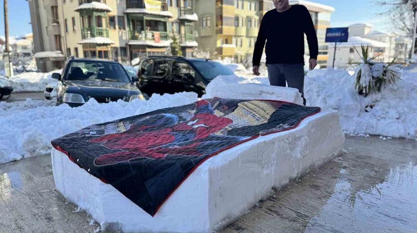 Herkes kardan adam yaparken o kardan yatak yaptı!