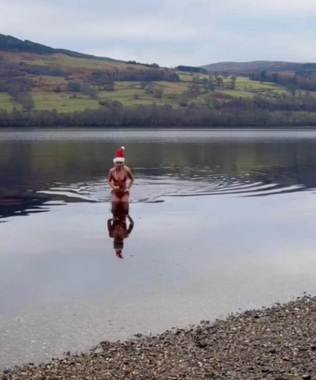 &Uuml;nl&uuml; sunucu kırmızı bikinisiyle buz gibi g&ouml;lde y&uuml;zd&uuml;! 1