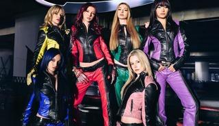 Manifest etkinliğinde viral olan anlar! Zeynep Sude Oktay Amerikan bayrağını imzaladı: 'T&uuml;rk'&uuml;m ben'