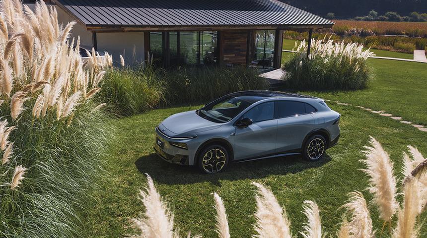 Menzil kaygısı tarih oluyor: İşte d&uuml;nyanın depoları tam doluyken en uzun giden hibrit SUV'u!