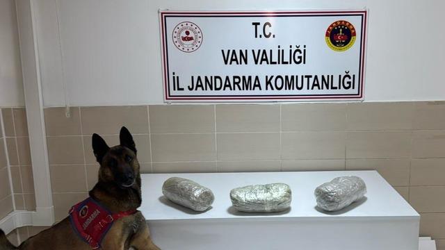 Van'da otomobilde 3 kilogram esrar ele geçirildi