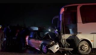 Balıkesir'de feci kaza! İş&ccedil;i servisi ile otomobil &ccedil;arpıştı: 1 &ouml;l&uuml;, 13 yaralı