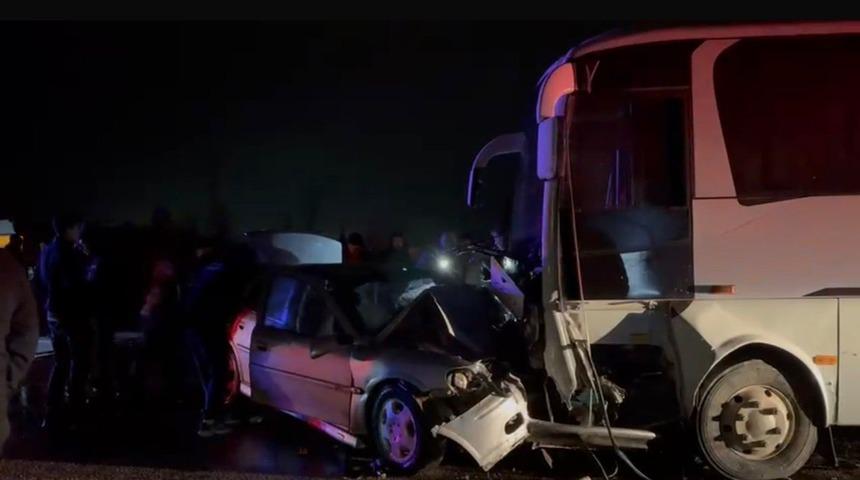 Balıkesir'de feci kaza! İş&ccedil;i servisi ile otomobil &ccedil;arpıştı: 1 &ouml;l&uuml;, 13 yaralı