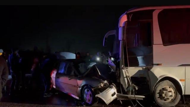 Balıkesir'de feci kaza! İşçi servisi ile otomobil çarpıştı: 1 ölü, 13 yaralı