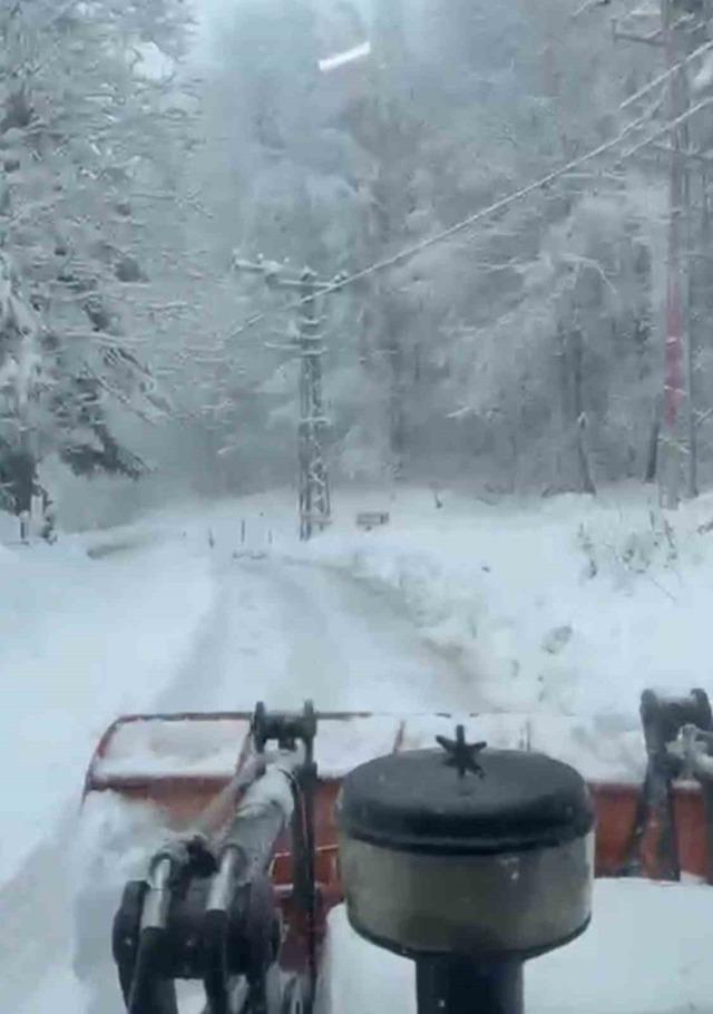 Elektrik arızası i&ccedil;in gittikleri k&ouml;yde mahsur kaldılar 2
