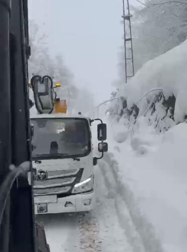 Elektrik arızası i&ccedil;in gittikleri k&ouml;yde mahsur kaldılar 1