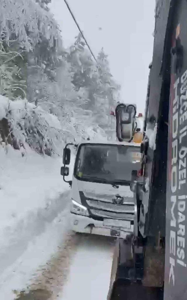 Elektrik arızası i&ccedil;in gittikleri k&ouml;yde mahsur kaldılar 3