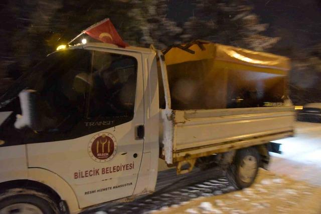 Bilecik&rsquo;te belediye ekiplerinin sabaha saatlerinde yoğun kar mesaisi 1