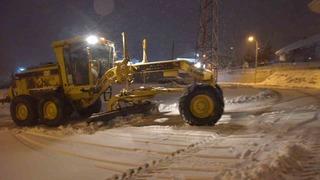 Bilecik’te belediye ekiplerinin sabaha saatlerinde yoğun kar mesaisi
