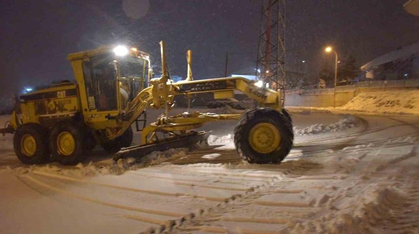 Bilecik&rsquo;te belediye ekiplerinin sabaha saatlerinde yoğun kar mesaisi