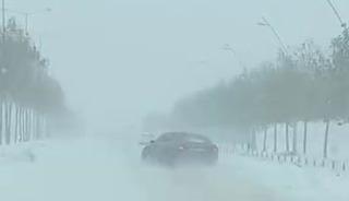 Kayganlaşan yolda kaza kıl payı atlatıldı