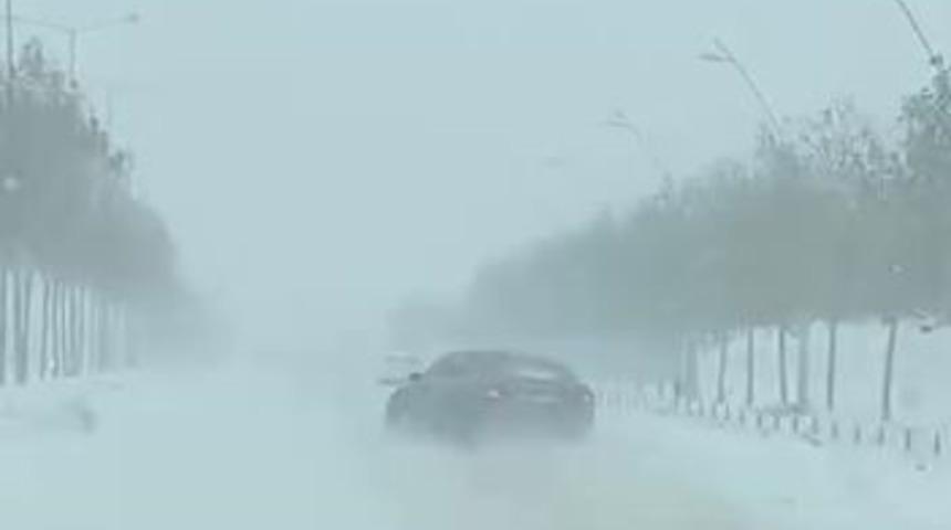 Kayganlaşan yolda kaza kıl payı atlatıldı