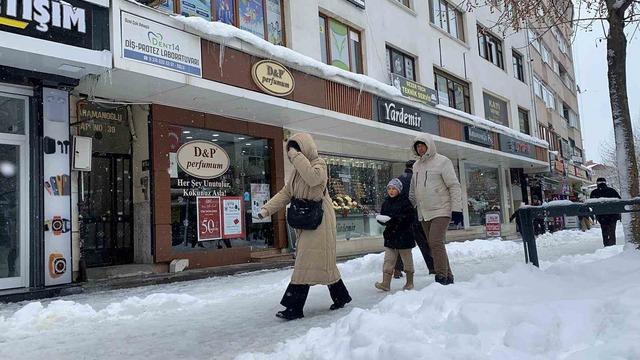 Bolu&rsquo;da kar ve buz k&uuml;tleleri tehlike sa&ccedil;ıyor 2