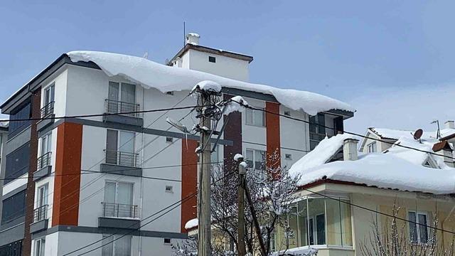 Bolu&rsquo;da kar ve buz k&uuml;tleleri tehlike sa&ccedil;ıyor 1