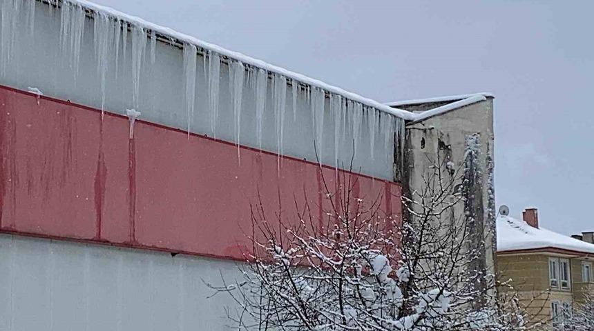 Bolu&rsquo;da kar ve buz k&uuml;tleleri tehlike sa&ccedil;ıyor