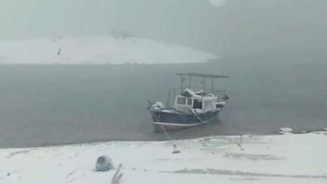 Yoğun kar ve sis balıkçıları durdurdu: Tekneler kıyıya çekildi