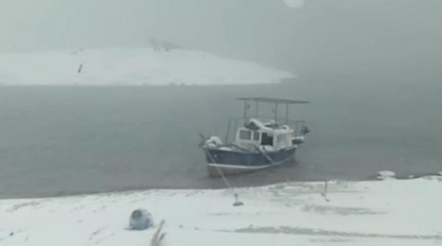Yoğun kar ve sis balık&ccedil;ıları durdurdu: Tekneler kıyıya &ccedil;ekildi