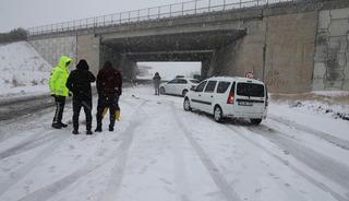 Şanlıurfa'da kar ve tipi nedeniyle bazı yollar trafiğe kapatıldı