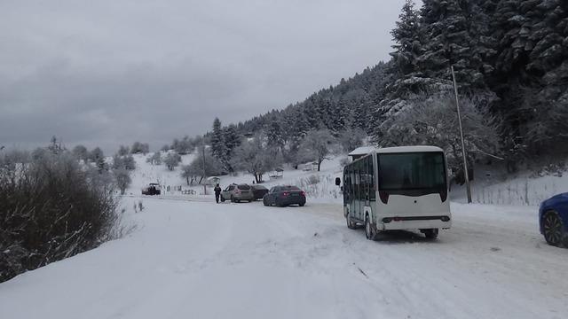 Yedigöller Milli Parkı yolu buzlanma nedeniyle ulaşıma kapatıldı