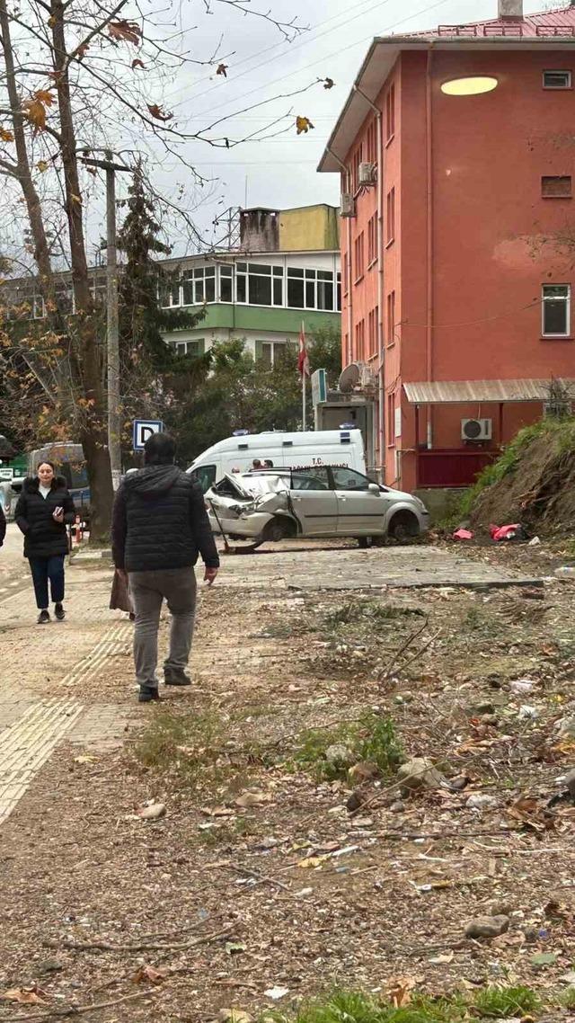 Giresun&rsquo;da devrilen ağa&ccedil; bir aracı kullanılamaz hale getirdi 1