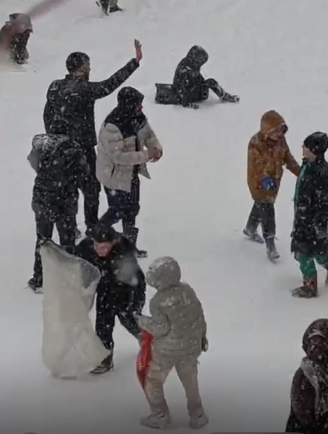 &Ccedil;ermik&rsquo;te karın yağışına en &ccedil;ok &ccedil;ocuklar sevindi 3
