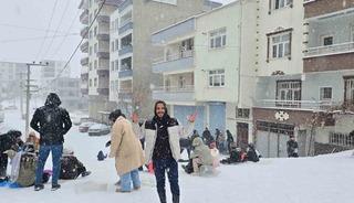 &Ccedil;ermik&rsquo;te karın yağışına en &ccedil;ok &ccedil;ocuklar sevindi