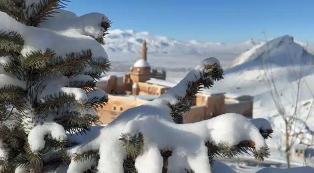 Tarihi İshak Paşa Sarayı&rsquo;nda kış g&uuml;zelliği b&uuml;y&uuml;l&uuml;yor 4
