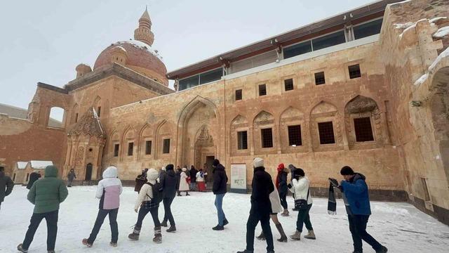 Tarihi İshak Paşa Sarayı&rsquo;nda kış g&uuml;zelliği b&uuml;y&uuml;l&uuml;yor 2