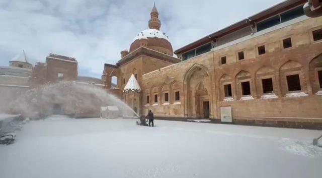 Tarihi İshak Paşa Sarayı&rsquo;nda kış g&uuml;zelliği b&uuml;y&uuml;l&uuml;yor 1