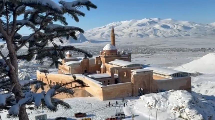 Tarihi İshak Paşa Sarayı&rsquo;nda kış g&uuml;zelliği b&uuml;y&uuml;l&uuml;yor