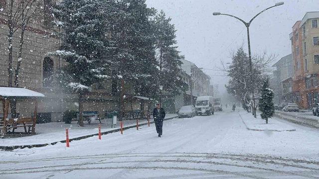 &Ccedil;ocuklar karın tadını poşetlerle kayarak &ccedil;ıkardı 2