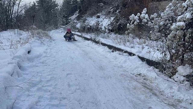 &Ccedil;ocuklar karın tadını poşetlerle kayarak &ccedil;ıkardı 1