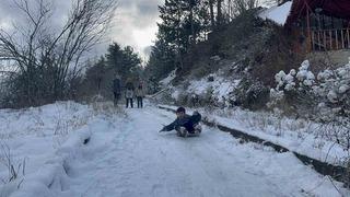 Çocuklar karın tadını poşetlerle kayarak çıkardı